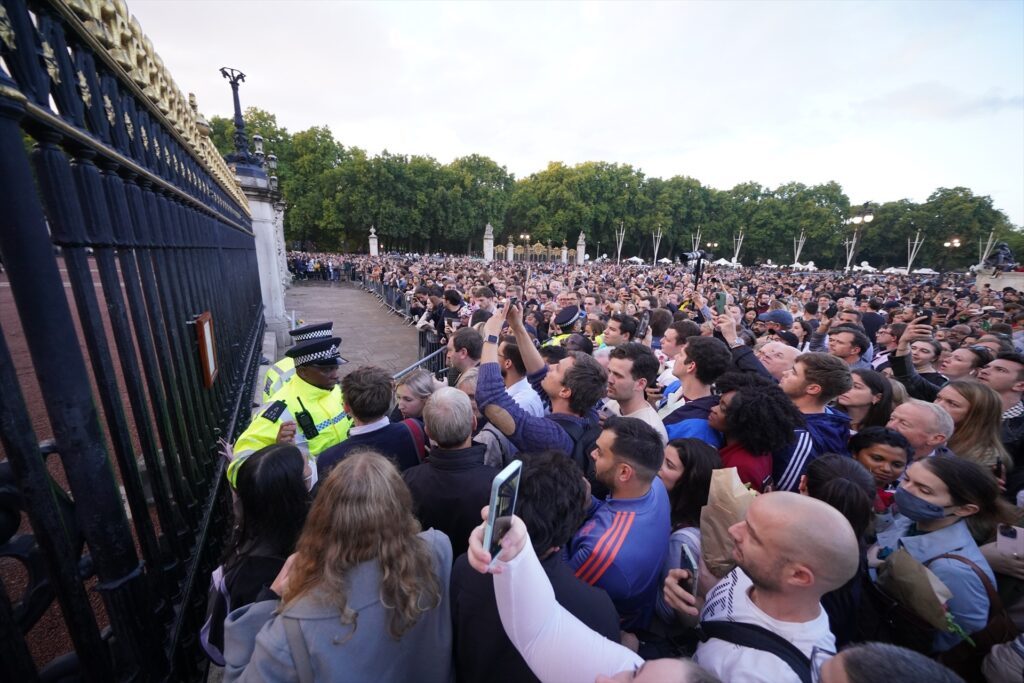 Una multitud se acerca al Palacio de Buckingham tras la muerte de Isabel II