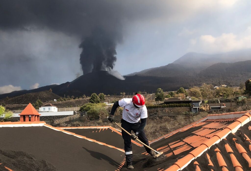 Cruz Roja continúa su labor en La Palma un año después