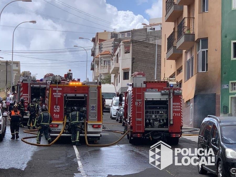 Asistidas tres personas en el incendio de un garaje de una vivienda en Tenerife