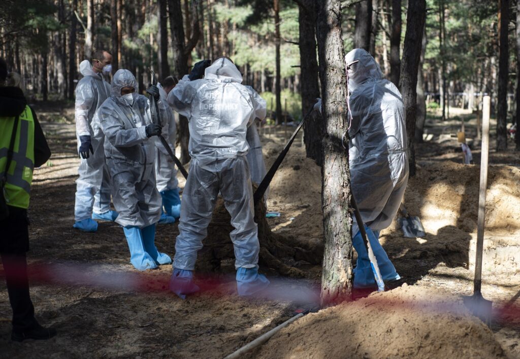 Ucrania exhuma más de 400 cadáveres en Izium