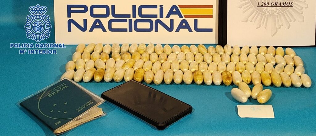 Detienen a un mulero en el aeropuerto de Lanzarote con más de 100 cápsulas de cocaína