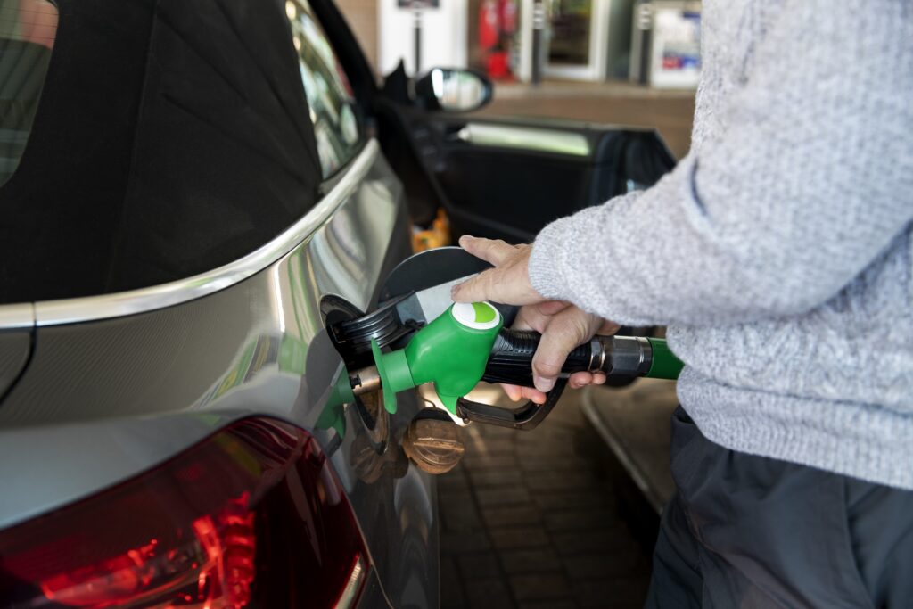 La gasolina marca su precio más bajo desde enero