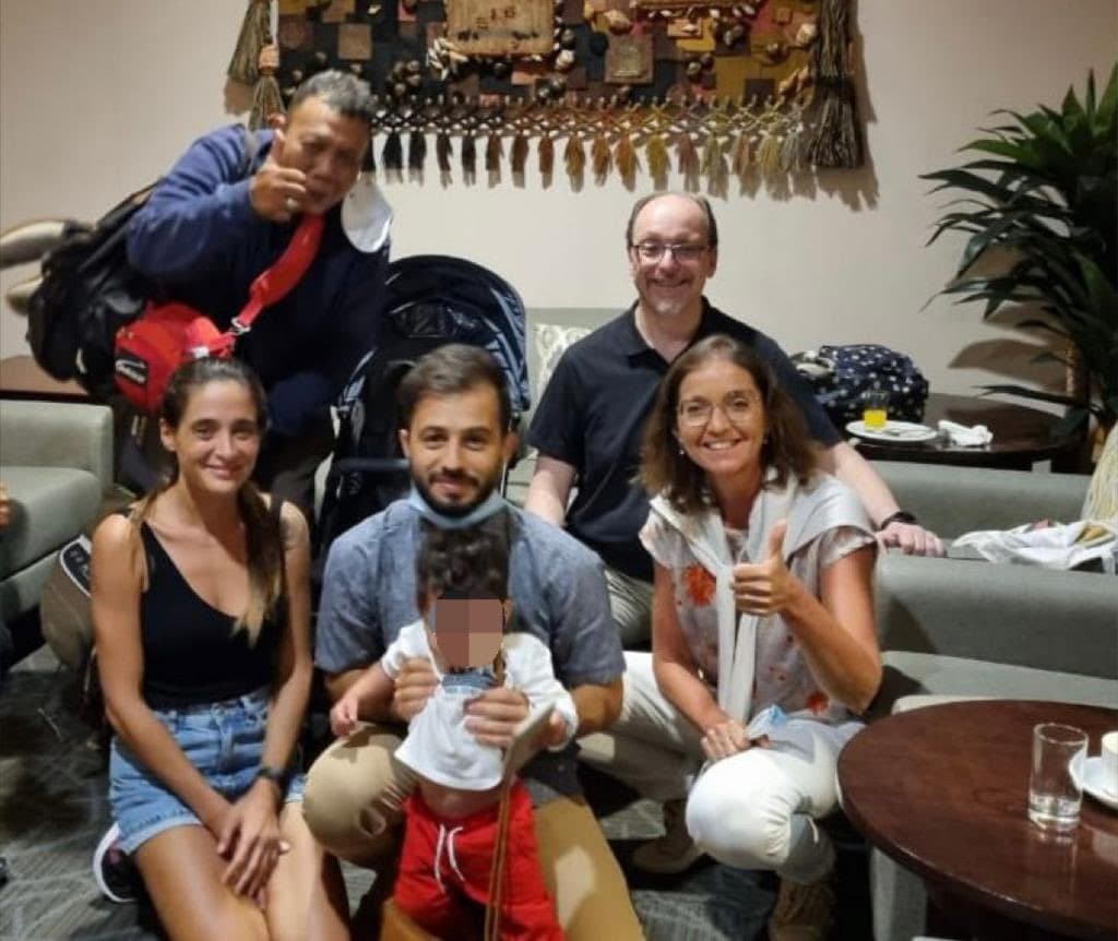 El pequeño Mateo y su familia llegan a Barcelona