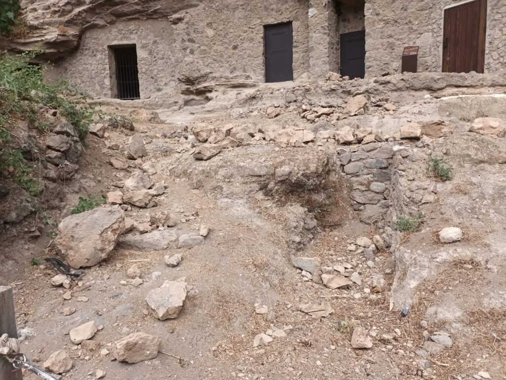 El Cabildo dice que el desprendimiento de rocas en Risco Caído obliga a prohibir las visitas