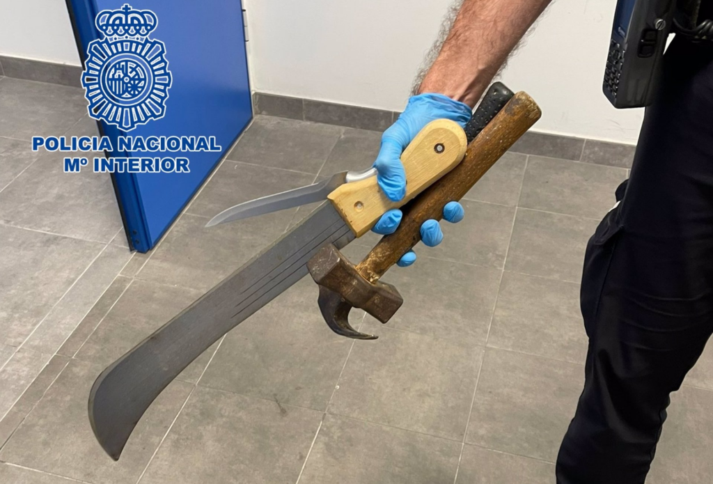 Dos detenidos en una riña con machetes, cuchillos y martillos
