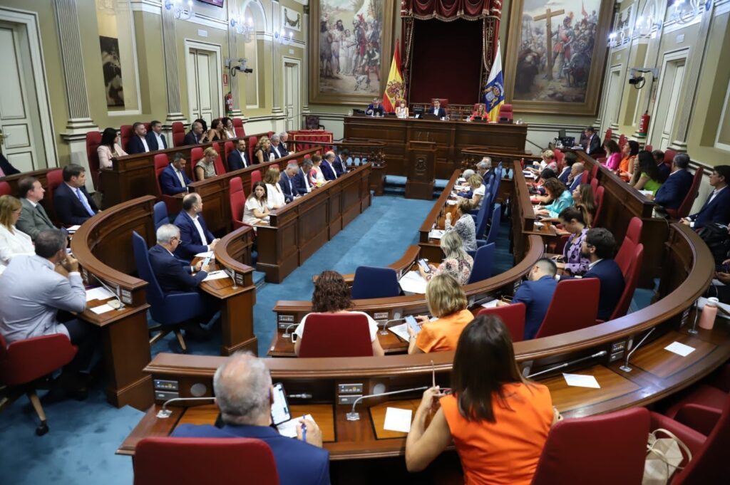 El Parlamento de Canarias retoma la sesión plenaria