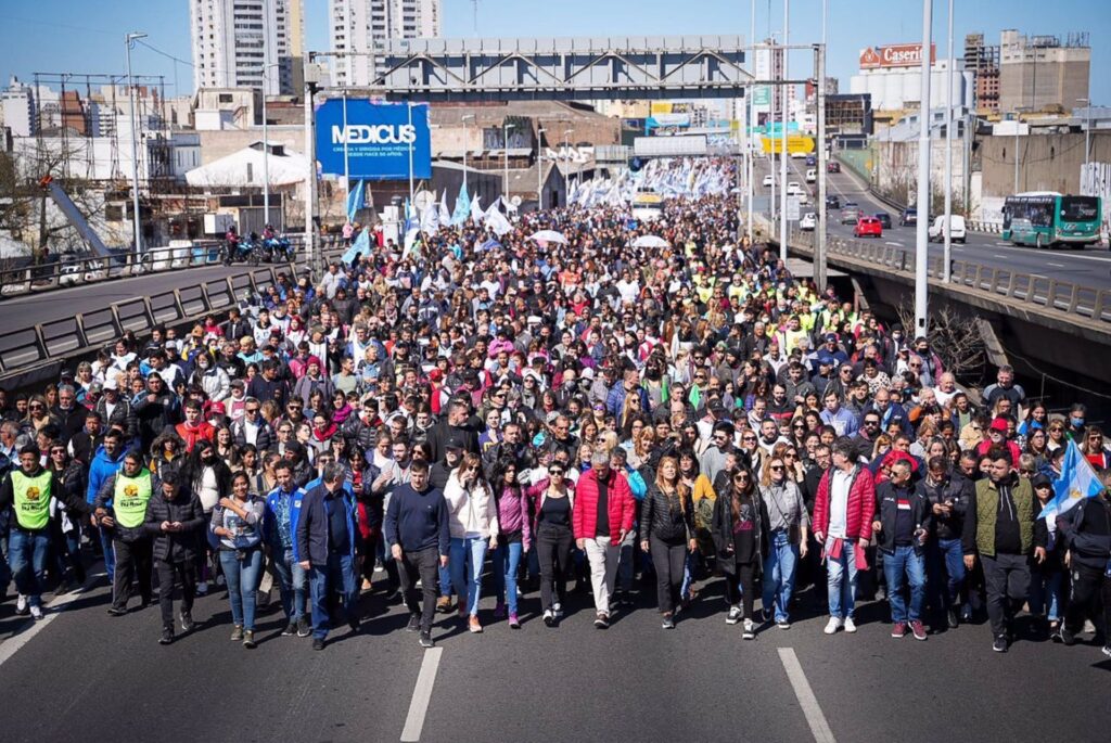 Miles de personas marchan en Buenos Aires en repulsa por el ataque a Cristina Fernández