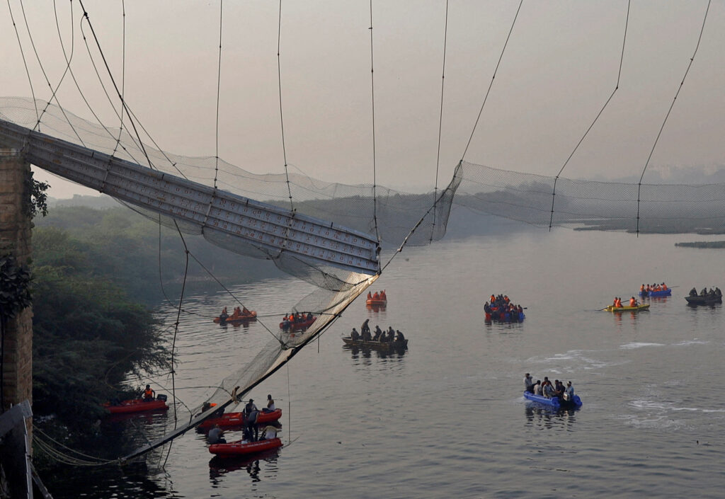 Ascienden a 141 los muertos por el derrumbe de un puente colgante en India