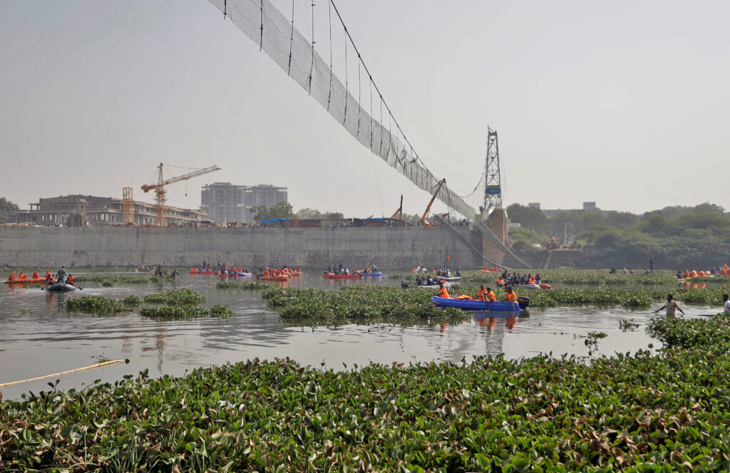 Ascienden a 141 los muertos por el derrumbe de un puente colgante en India