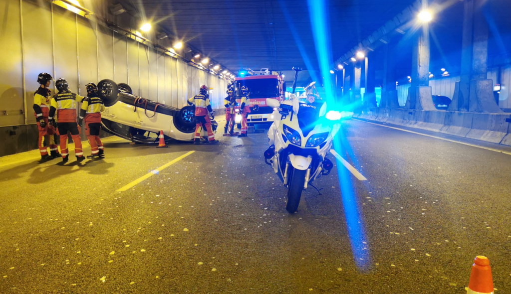 El vuelco de un coche en el túnel de San José. Imagen Policía Local de Las Palmas de Gran Canaria