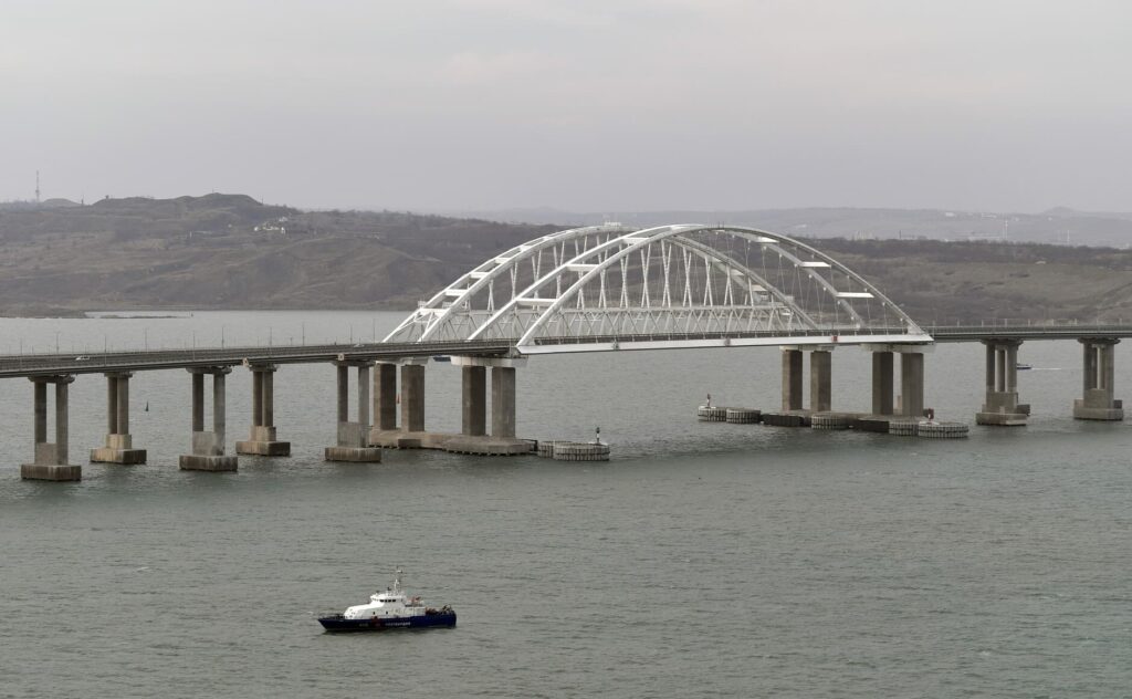 Una gran explosión de un tanque de combustible sacude el puente de Kerch que enlaza Rusia con Crimea