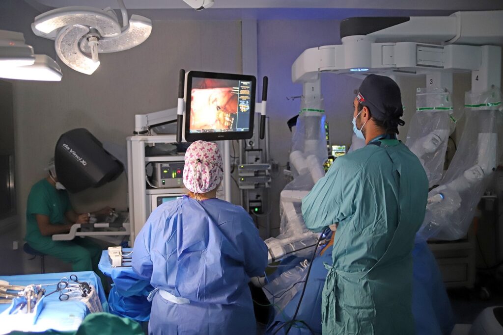 Can Ruti lleva a cabo las dos primeras mastectomías robóticas en España