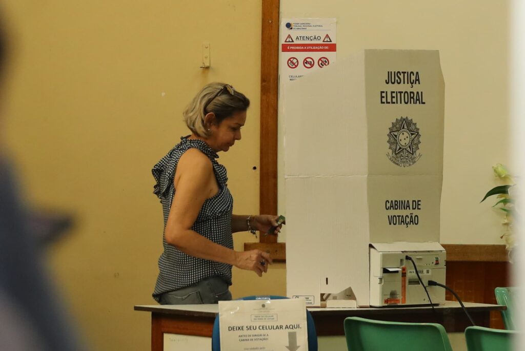 Lula se impone por un estrecho margen y se enfrentará a Bolsonaro en segunda vuelta, según resultados parciales