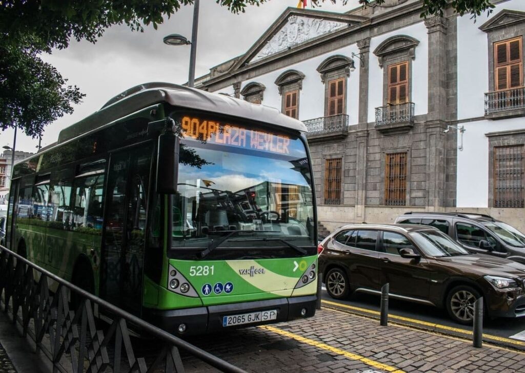 El Ayuntamiento de Santa Cruz de Tenerife invierte 144.000 euros al año en bonos sociales de transporte