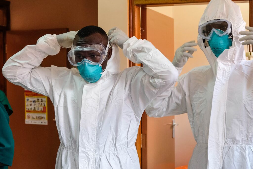 El ébola llega a la capital de Uganda con los primeros nueve casos
