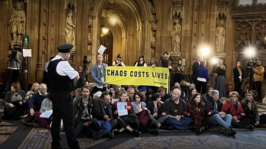 Activistas de Greenpeace ocupan el Parlamento británico