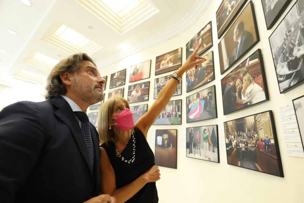 Inauguran la exposición 'Tres miradas. Un recorrido fotográfico por 40 años de Parlamento de Canarias'