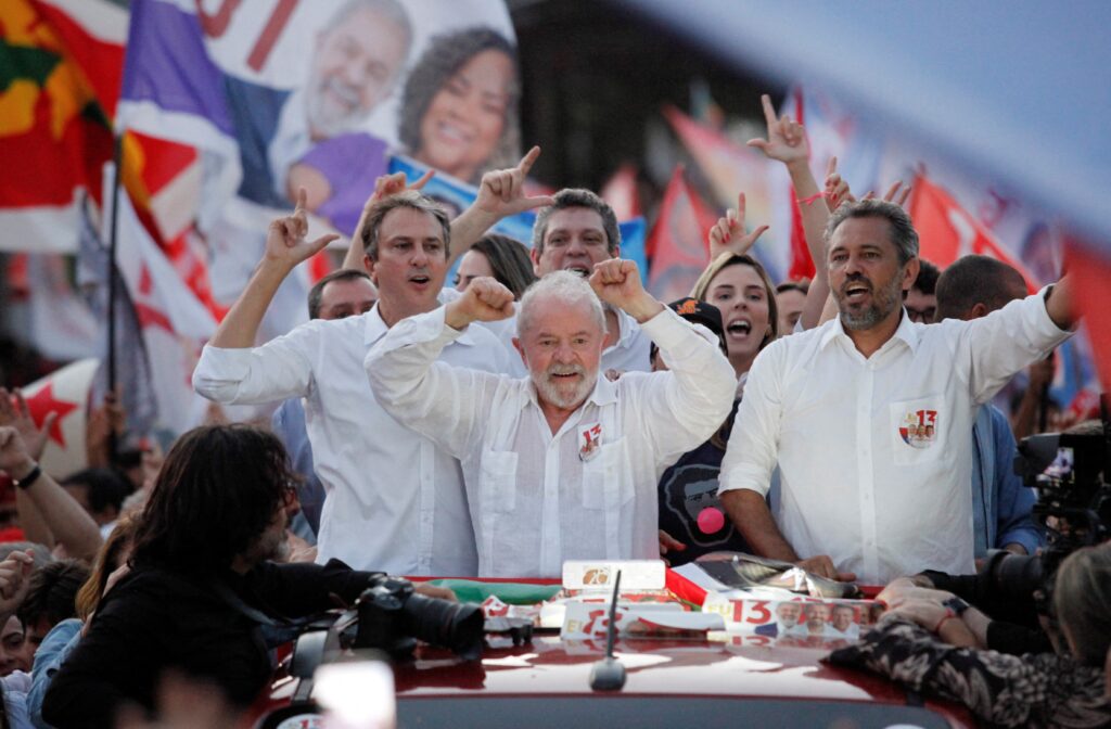 Lula se mantiene como favorito de las elecciones en Brasil