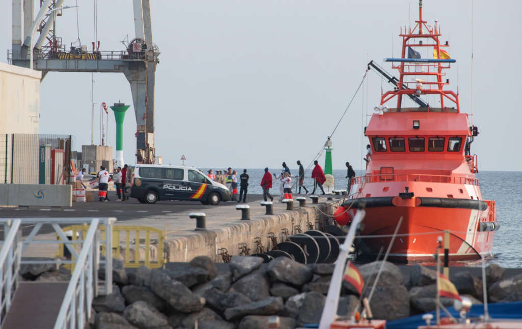 Rescatan una neumática con 41 migrantes que llegan de madrugada a Arguineguín