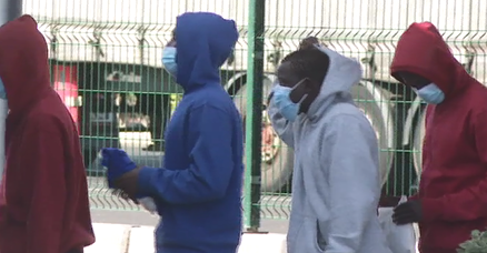 AHI ve "indecente" la acogida de inmigrantes en un polideportivo de El Hierro