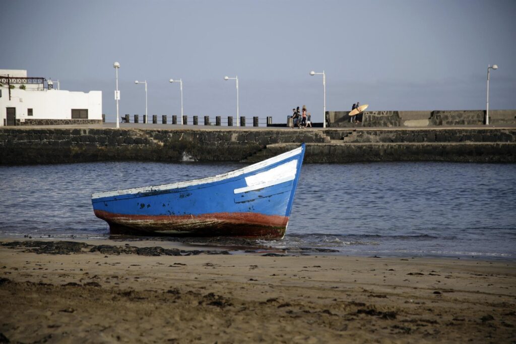 Rescatada una embarcación con 43 ocupantes, 15 menores, en Lanzarote