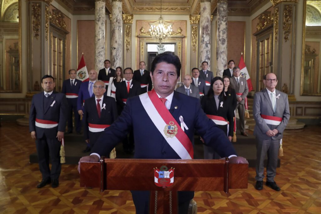 Castillo alerta de "un complot" contra la democracia en Perú