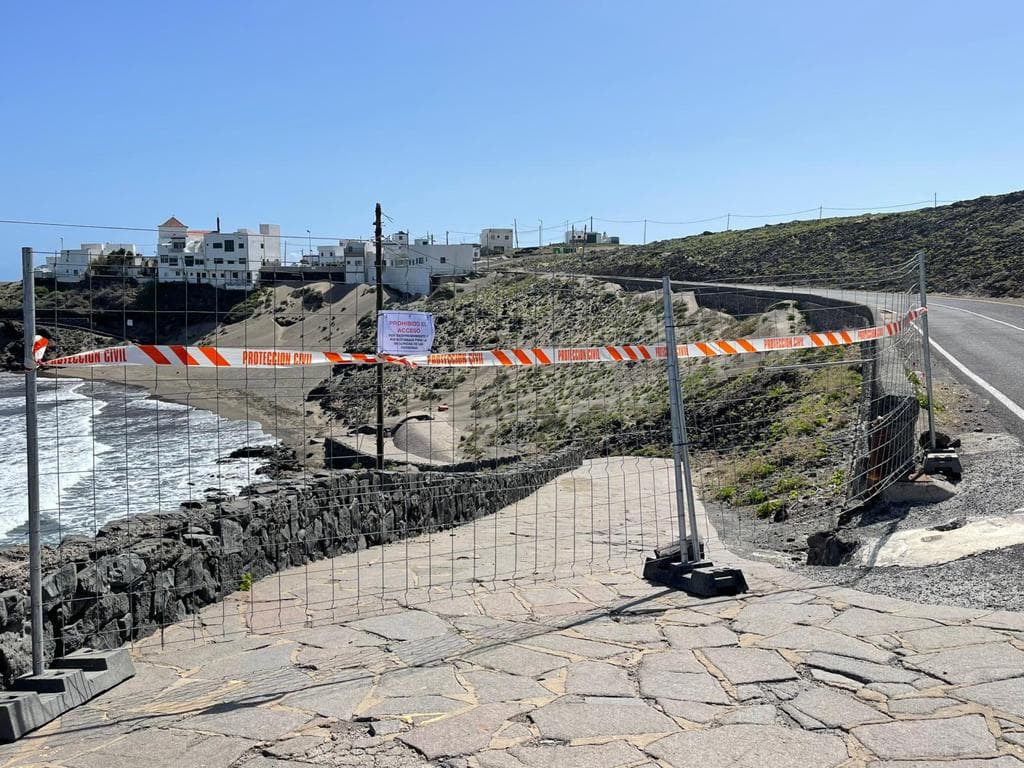 Limitan el acceso a playa de Arico (Tenerife) afectada por desprendimientos