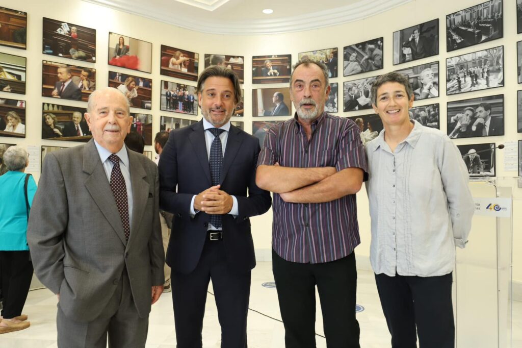 Inauguran la exposición 'Tres miradas. Un recorrido fotográfico por 40 años de Parlamento de Canarias'