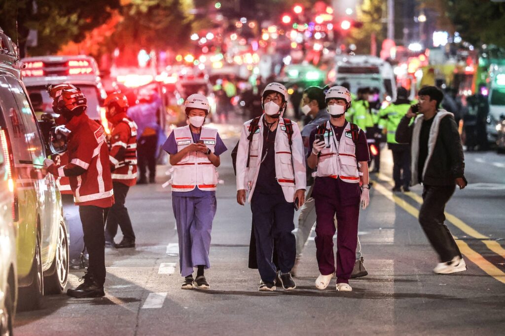Más de 150 personas han fallecido tras producirse una avalancha humana en Seúl. Se celebraba la noche de Halloween