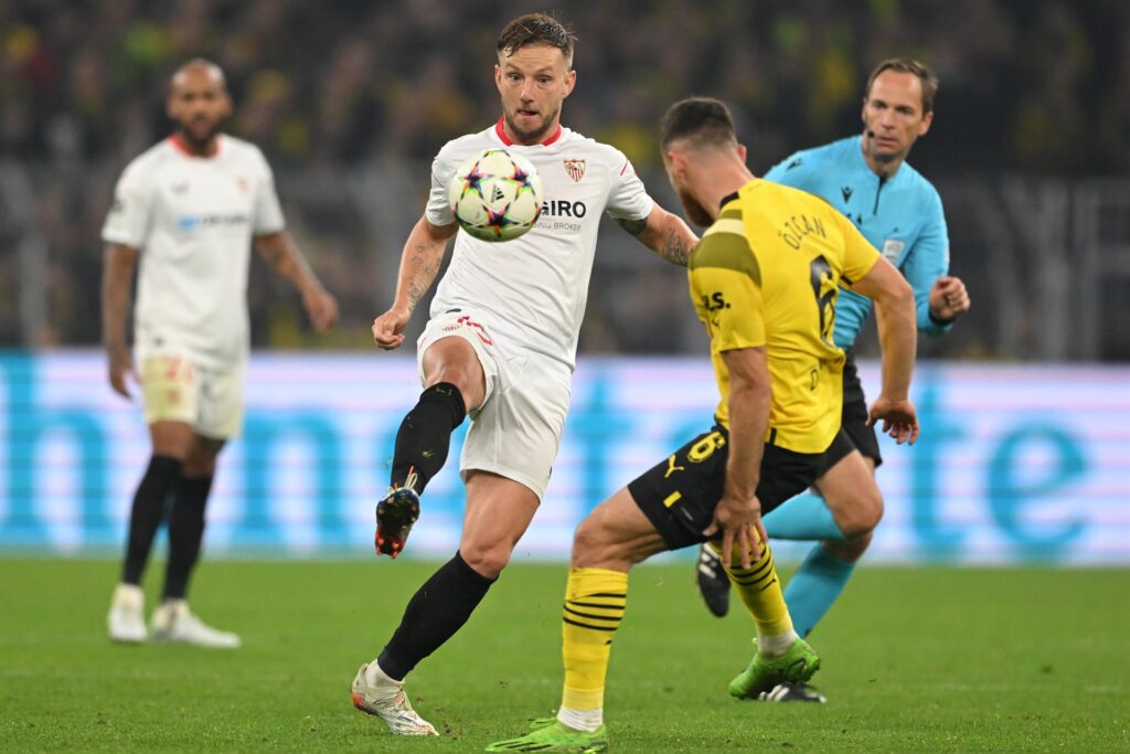 El Sevilla, obligado a ganar los dos partidos que restan tras empatar con el Borussia Dortmund (1-1)