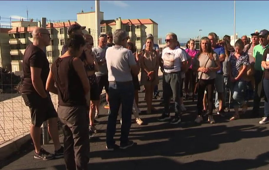 Concentración de vecinos de La Bombilla y Puerto Naos que exigen regresar a sus viviendas