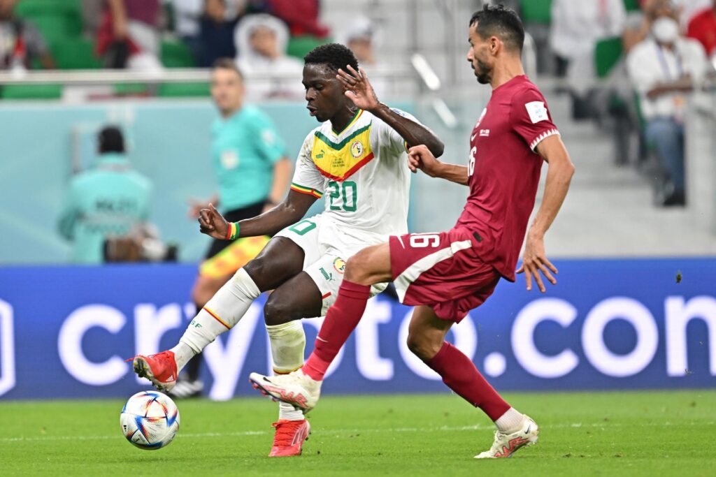 Senegal deja a Catar al borde de la eliminación (1-3)