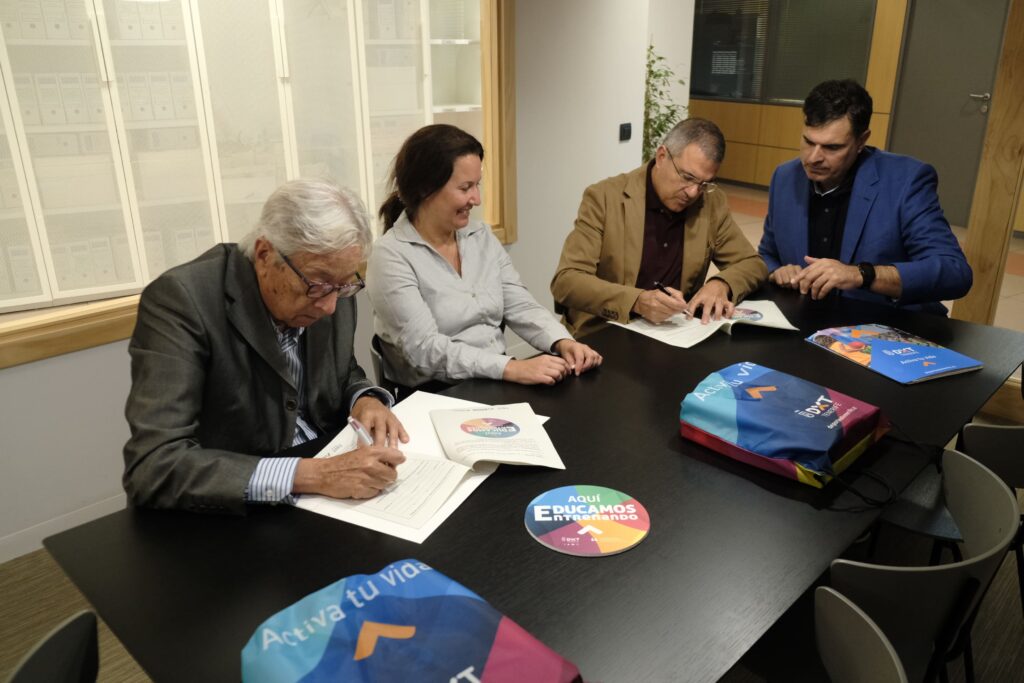 El Lenovo Tenerife se suma al proyecto 'Educar Entrenando' del Cabildo