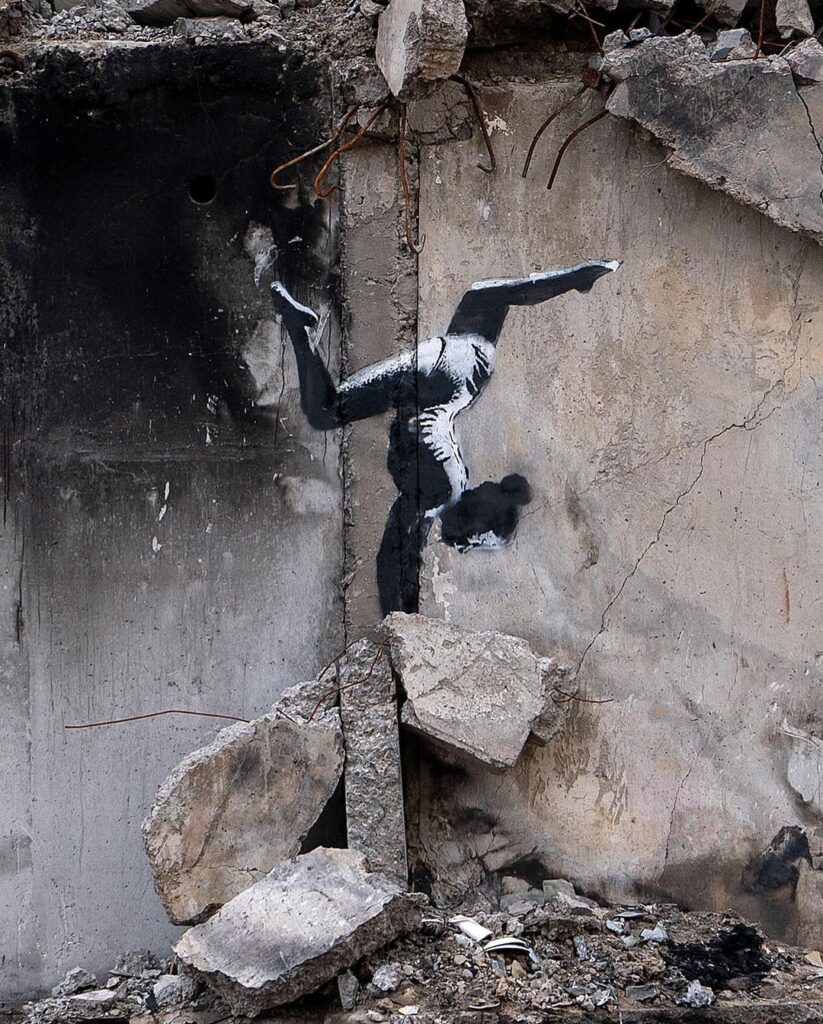 Banksy plasma uno de sus grafitis sobre un edificio en ruinas de Ucrania