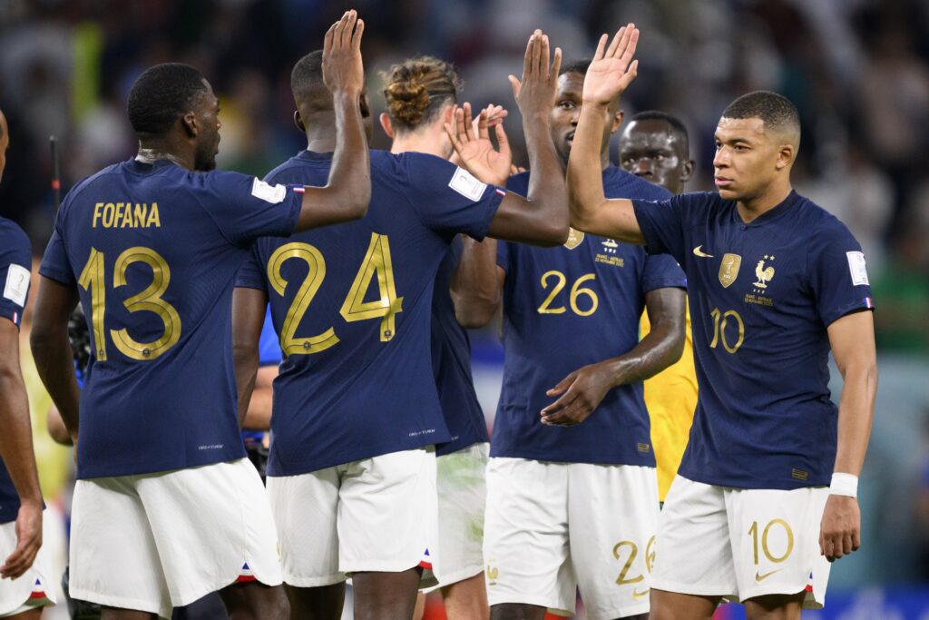 Francia inicia con goleada la reconquista del título (4-1)