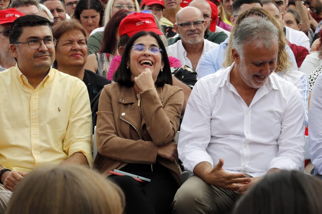 Carolina Darias asiste a la Fiesta de la Rosa en Gran Canaria, donde "se pone a disposición" del PSOE