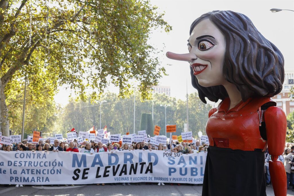 Multitudinaria marcha en Madrid contra el plan sanitario de Ayuso