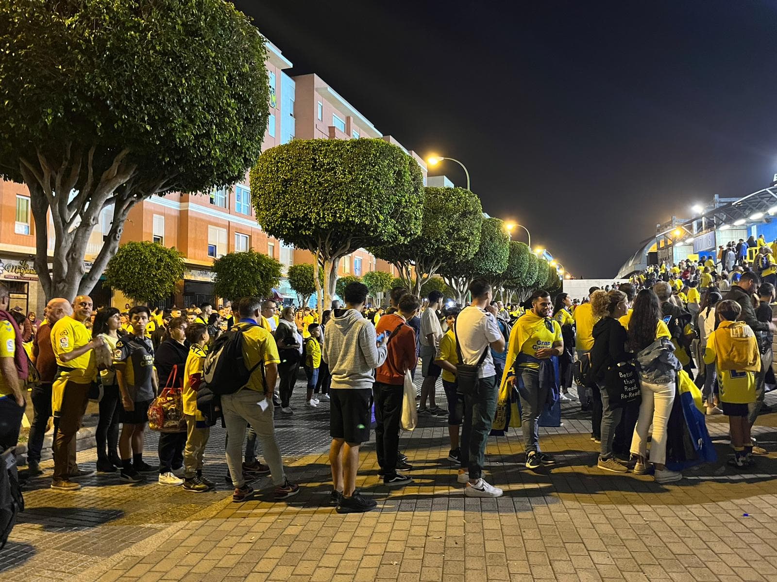 Aficionados de la UD Las Palmas a las puertas del Estadio