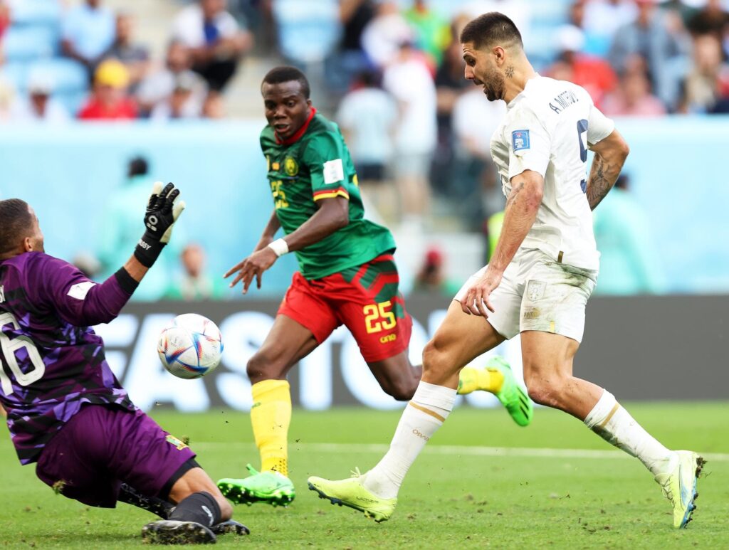 Las selecciones de Camerún y Serbia empatan a tres goles