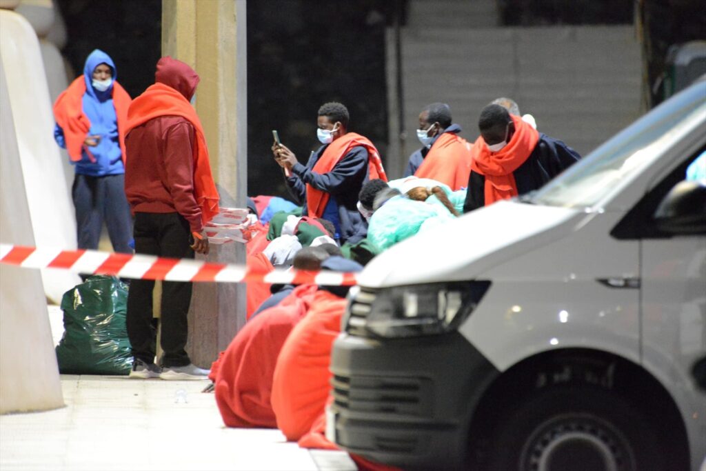 Piden 20 de cárcel para los patrones de una patera que llegó con cuatro migrantes muertos a El Hierro