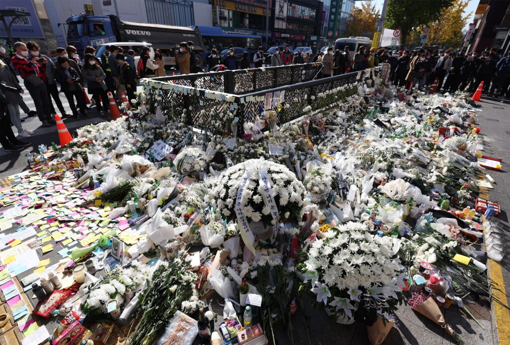 Miles de personas protestan en Seúl por la tragedia de Halloween