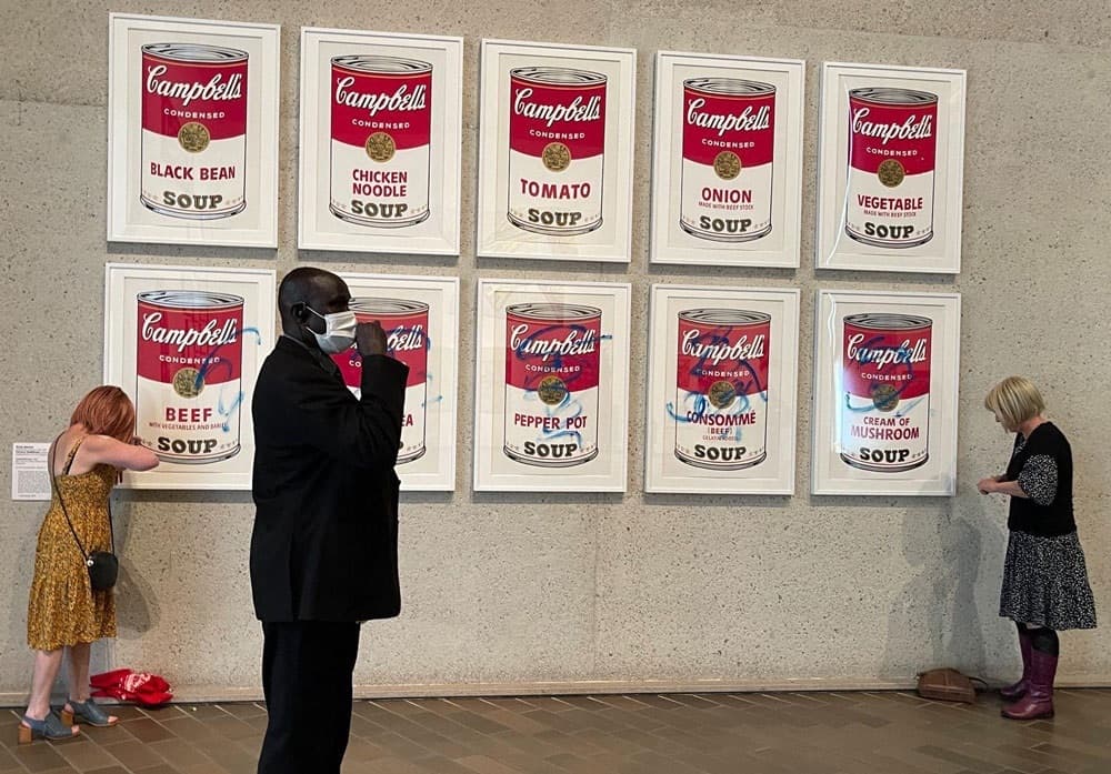 Activistas pintan y se pegan a los marcos de 'Campbell's Soup I' en Australia