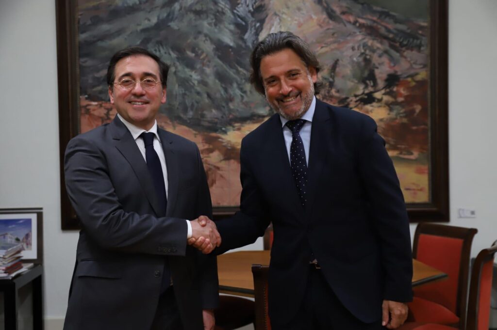 El presidente del Parlamento de Canarias, Gustavo Matos, ha recibido al ministro de Asuntos Exteriores, Unión Europea y Cooperación, José Manuel Albares