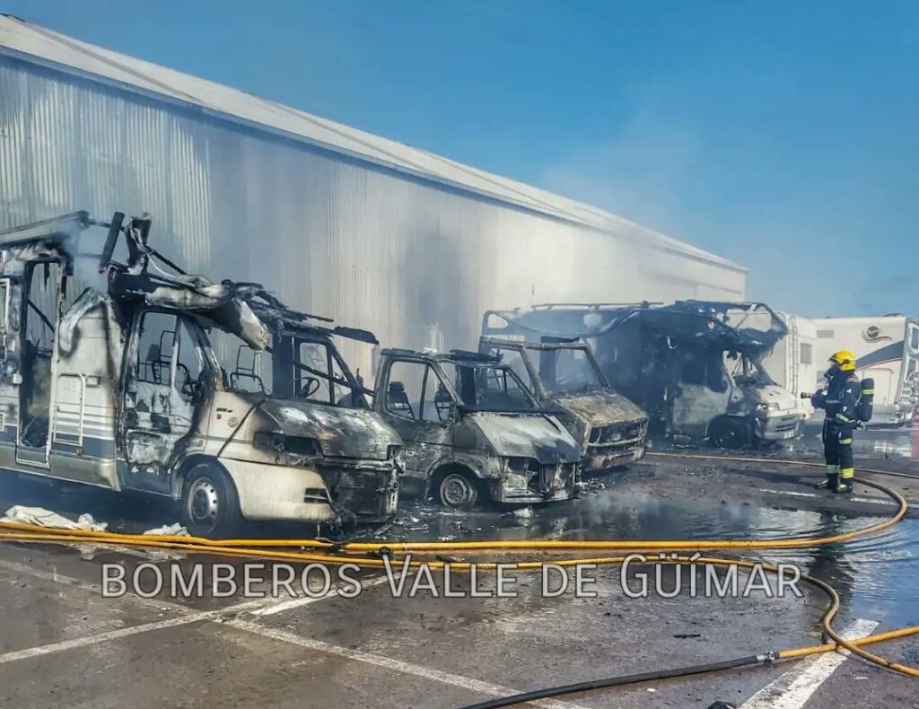 Arden 4 caravanas y otras 11 dañadas en el incendio de un parking en Arafo