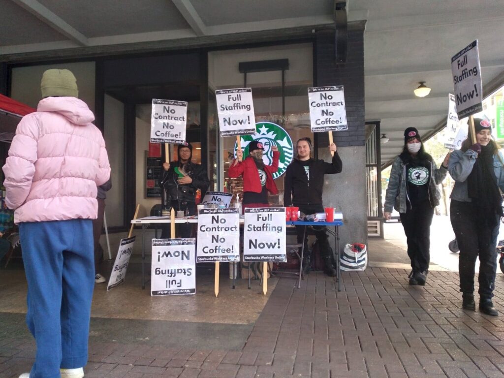 Trabajadores de Starbucks de EEUU organizan primera protesta a nivel nacional