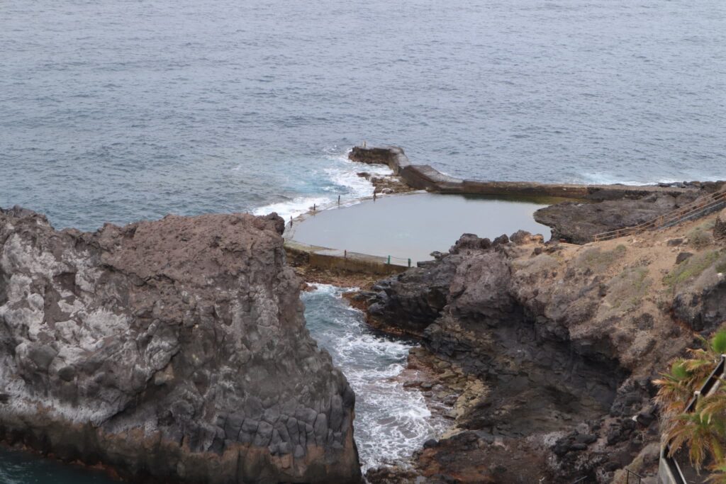Una ola en unas piscinas naturales de Tenerife deja siete heridos