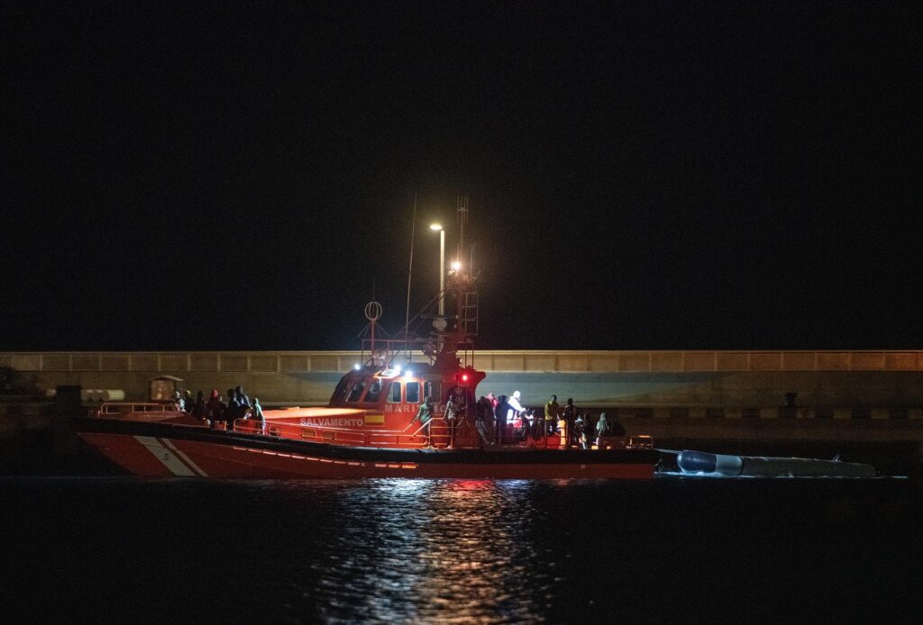 Llegan dos nuevas barcazas con 57 migrantes a bordo a Lanzarote