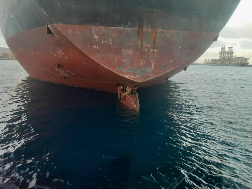 Rescatan a tres polizones de la pala del timón de un petrolero en Las Palmas de Gran Canaria