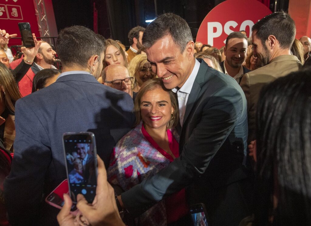 Sánchez defiende la "política útil" del PSOE y pone como ejemplo la erupción de La Palma