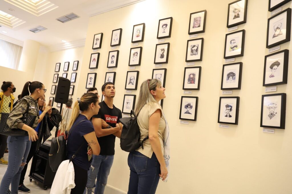 El Salón del Cómic de Tenerife inaugura la exposición ‘Escritor@s. 154 caricaturas’ en el Parlamento